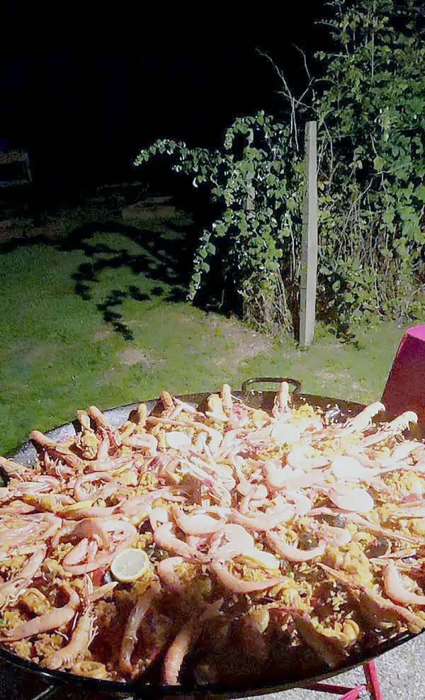Paella en extérieur le soir